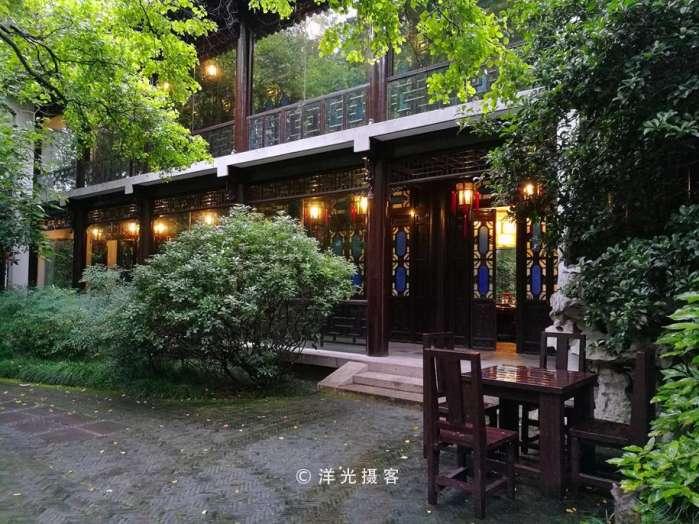 趣园茶社有着近200年的悠久历史,是扬城首家淮扬菜品鉴店,主要经营