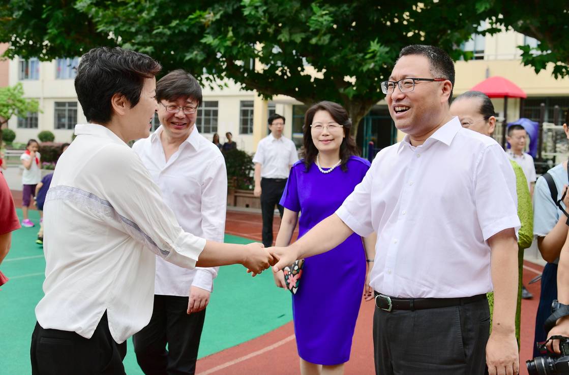 【焦点】区领导教师节前走访学校慰问优秀教师代表