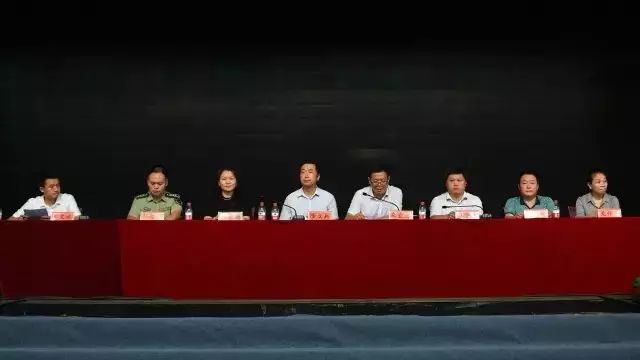 麻宜志主持会议县委办主任麻学清宣读表彰通报副县长龙文斌发言【稿源