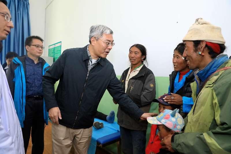 尹弘率领上海市代表团赴藏学习考察谋划推动对口援藏助推当地打赢脱贫