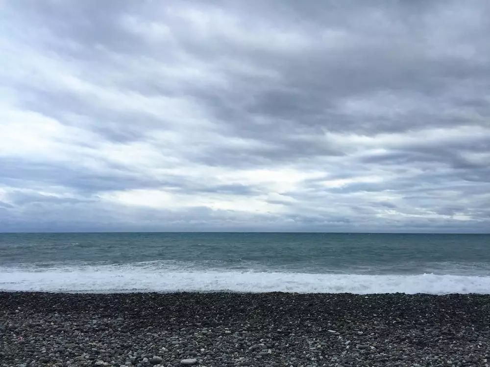 台湾的海是平面的山,海流之静,如人眼角的细密皱纹一样不易被察觉.