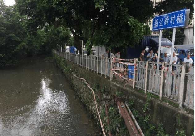 事发地位于平湖街道鹅公岭社区鹅公岭村桥处两条交叉路口—峨溪路与