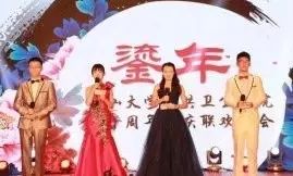 女神尽情展现自己的魅力在镁光灯下手持一支麦克风相信主持时的你