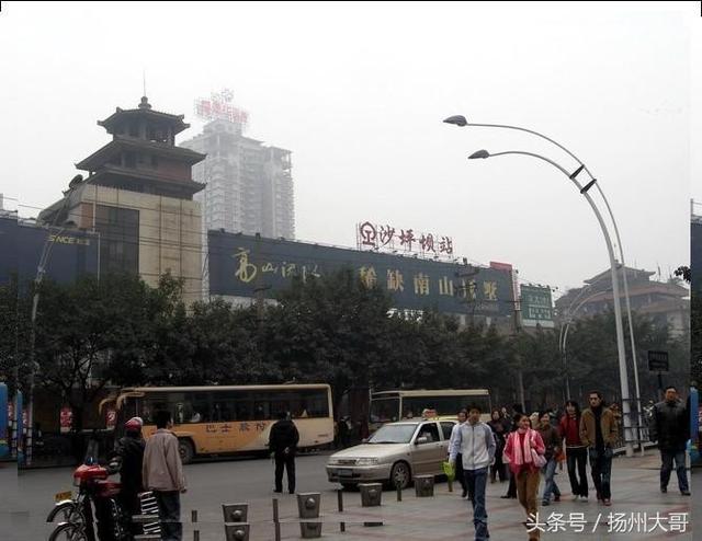 冒着雨、麻着胆儿走进重庆红卫兵墓园，探寻那一段深埋已久的历史往事.....