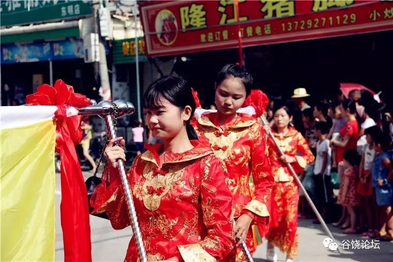 潮阳谷饶祭社锣鼓队竟现超级土豪"老爷车"