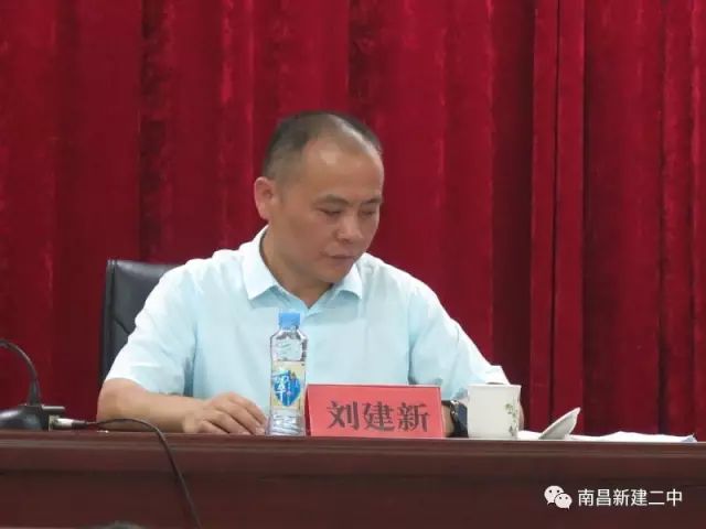 表彰会上,区教科体局长刘建新介绍了一年来新建教育的发展成果.