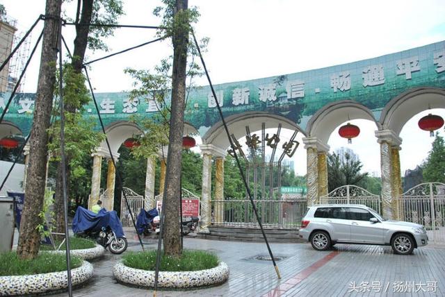 冒着雨、麻着胆儿走进重庆红卫兵墓园，探寻那一段深埋已久的历史往事.....