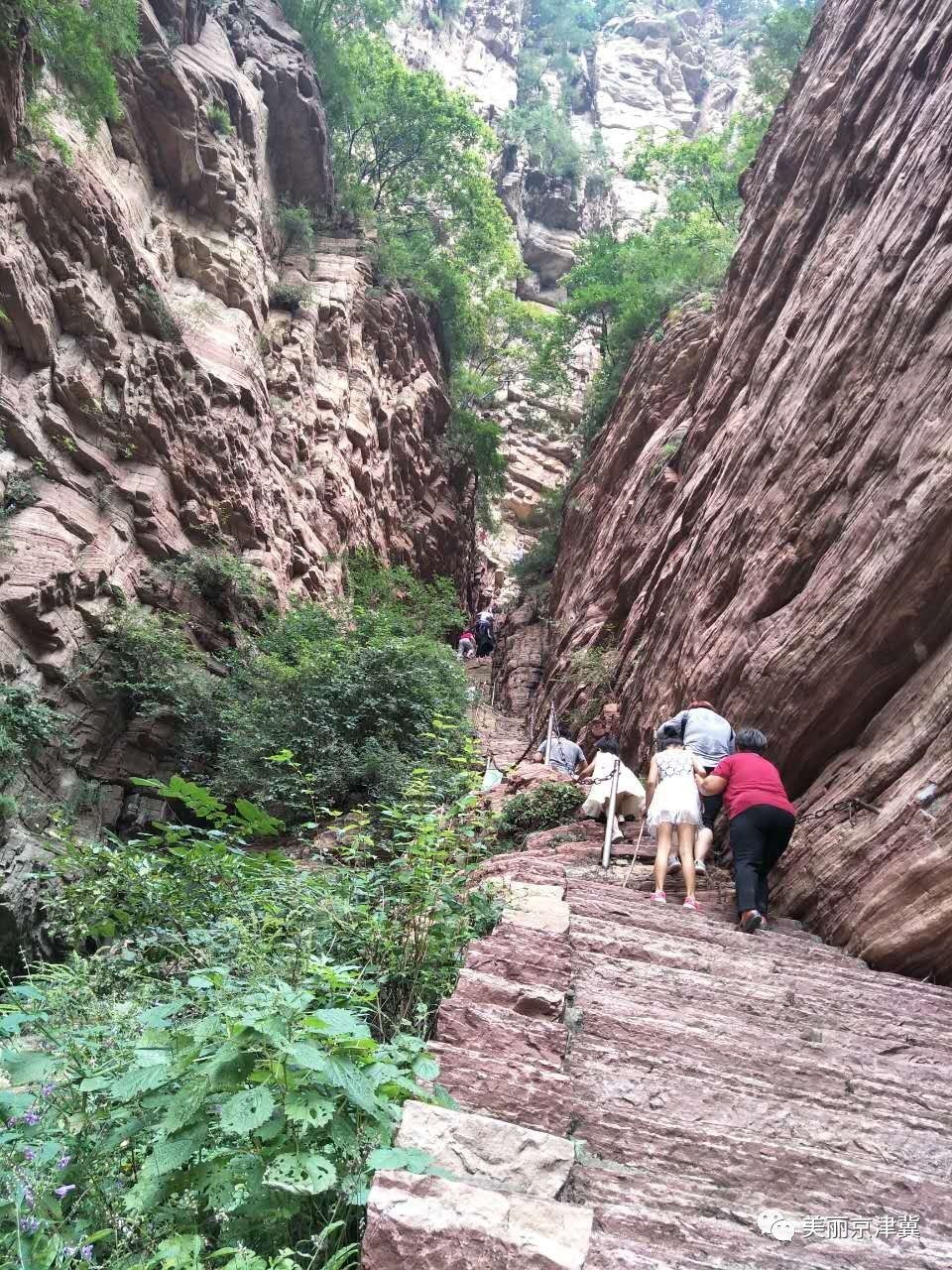 "全城热练"行走太行——石家庄市全民健身旅游登山节在赞皇嶂石岩风景