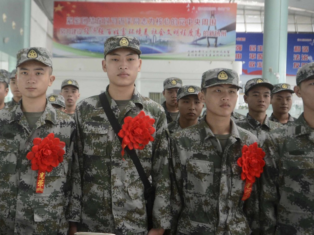 新兵胸前佩戴着大红花.