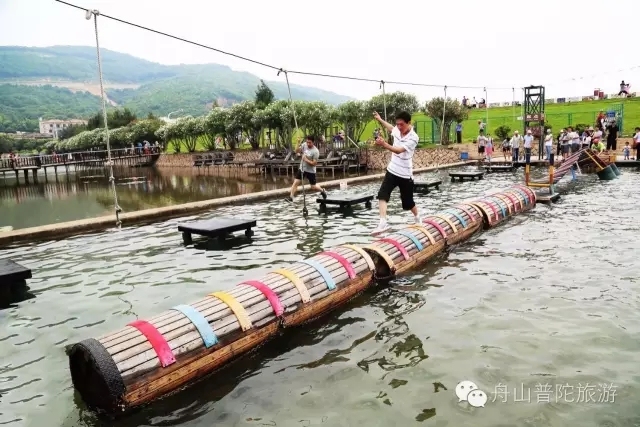 乌石塘景区内有许多水上娱乐项目, 在水上公园不管是大人还是小孩