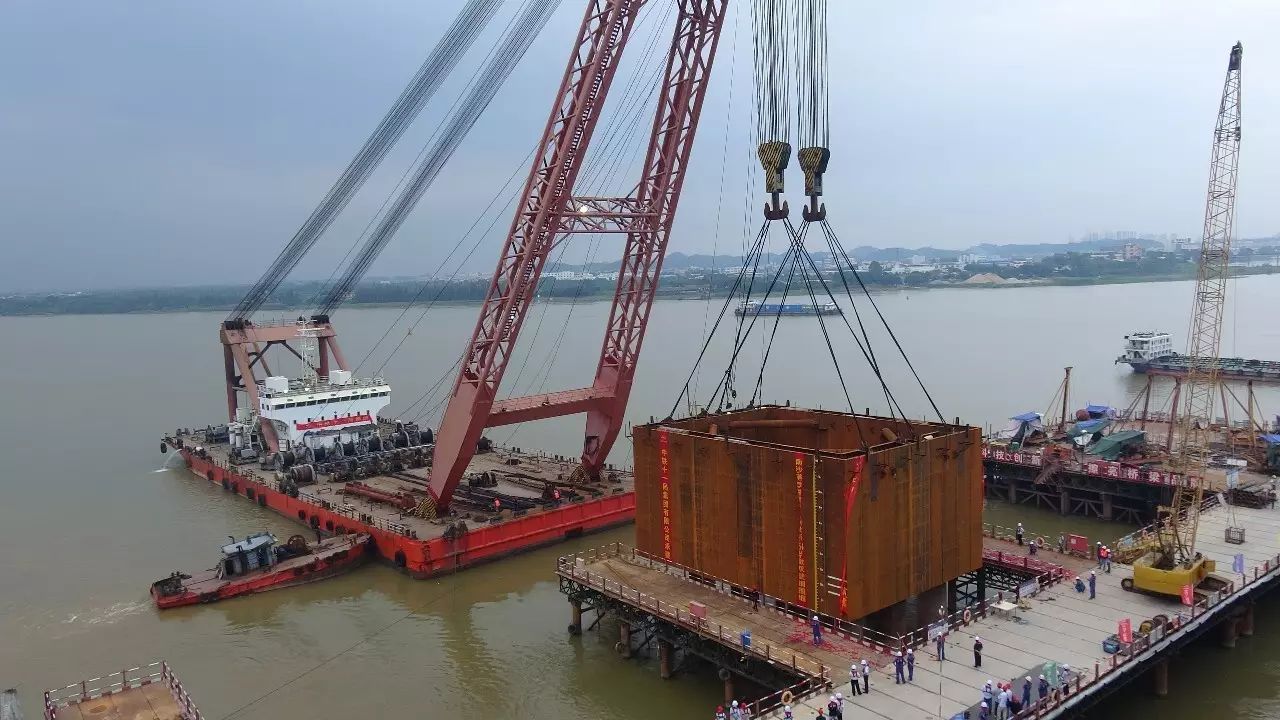 南沙港铁路项目154号墩双壁钢围堰顺利下水