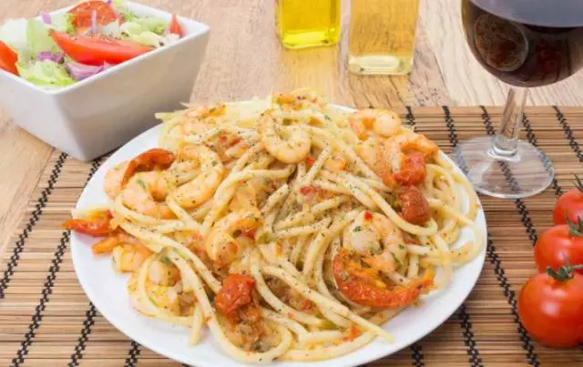 fried spaghetti with prawn and meat 大虾番茄炒面 fried noodles