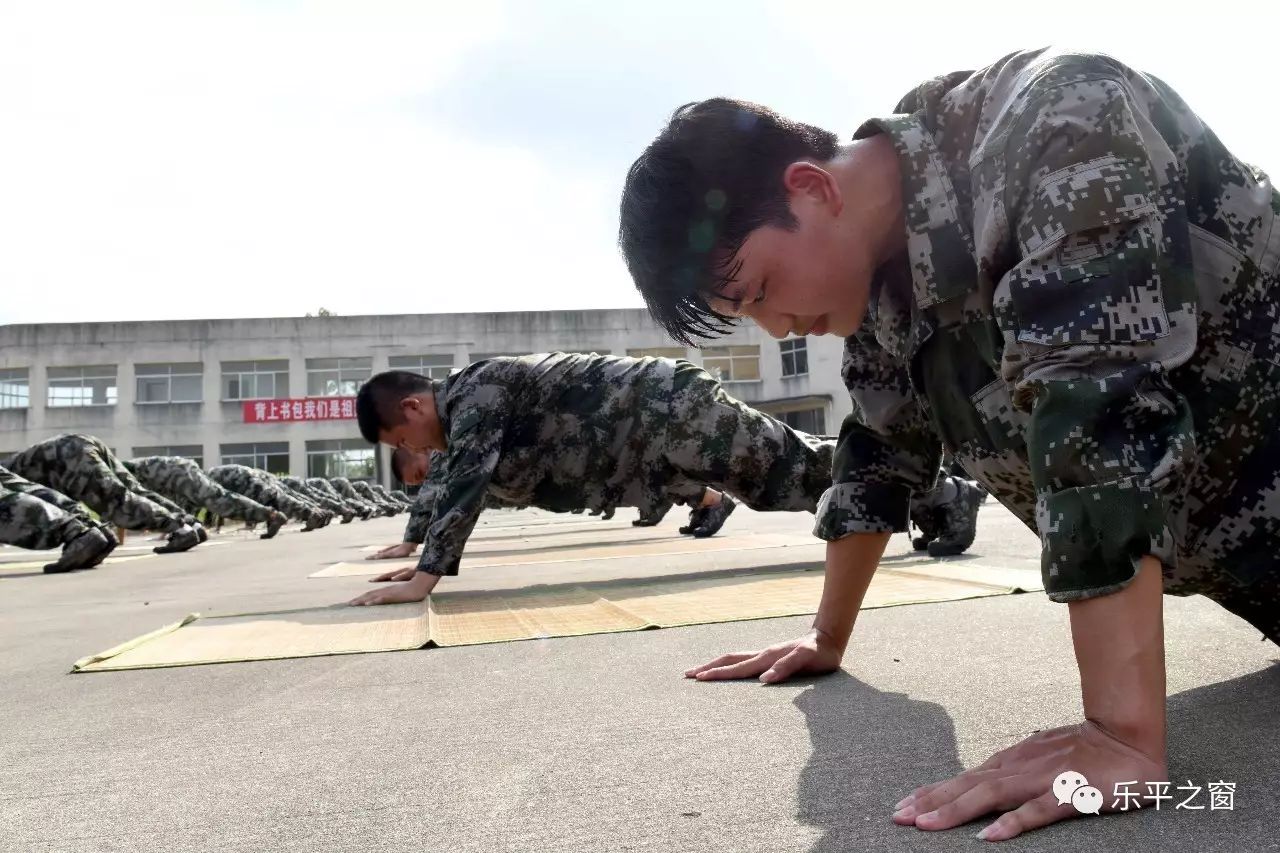 乐平297名"准新兵"体检军营生活,市人武部部长手把手