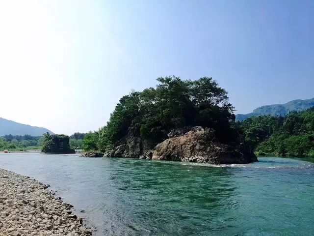 它位于大楠溪景区,是岩头镇下日川村前江中两座一大一小