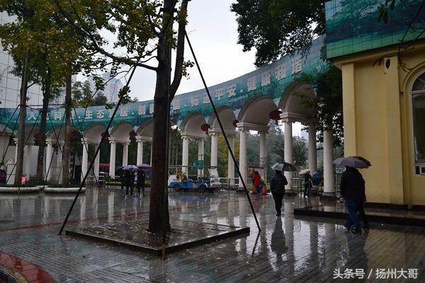 冒着雨、麻着胆儿走进重庆红卫兵墓园，探寻那一段深埋已久的历史往事.....