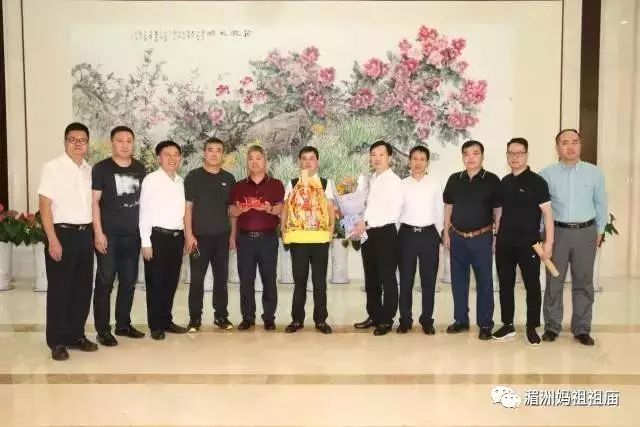 百年后恢复重建的天后宫妈祖殿堂金碧辉煌,再续香火,并表示诚挚邀请