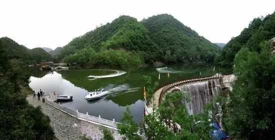 如北京第一草原,白云古洞,滨河公园.但我最熟悉的就是九龙山了.