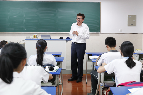 王洋在上课 本文图片均为 上海市曹杨第二中学 供图