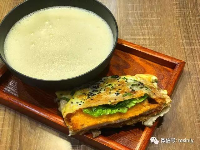 一份豆浆 一份煎饼,两者搭配起来,足够食客作为一顿经济实惠的早中