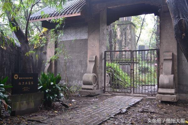 冒着雨、麻着胆儿走进重庆红卫兵墓园，探寻那一段深埋已久的历史往事.....