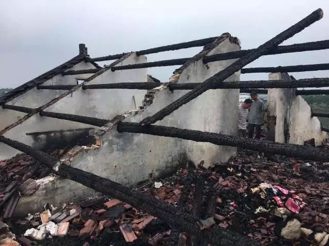 海宁一农房遭雷击整个屋顶被烧光