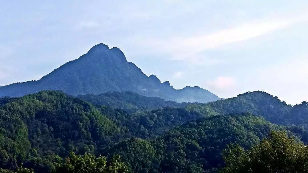 是感受三亚历史风貌的必选地点 17 一年四季,美景处处的 五指山是海南