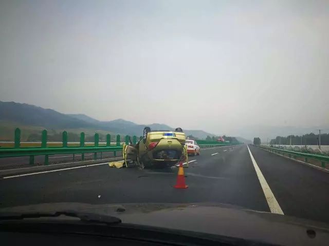 汽车 正文 今天上午,在喀喇沁王府附近发生一起交通事故,一辆行驶中的