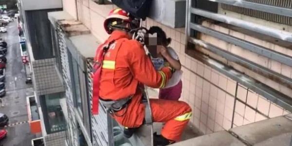 小孩坠落窗外命悬一线 消防员绳索施救
