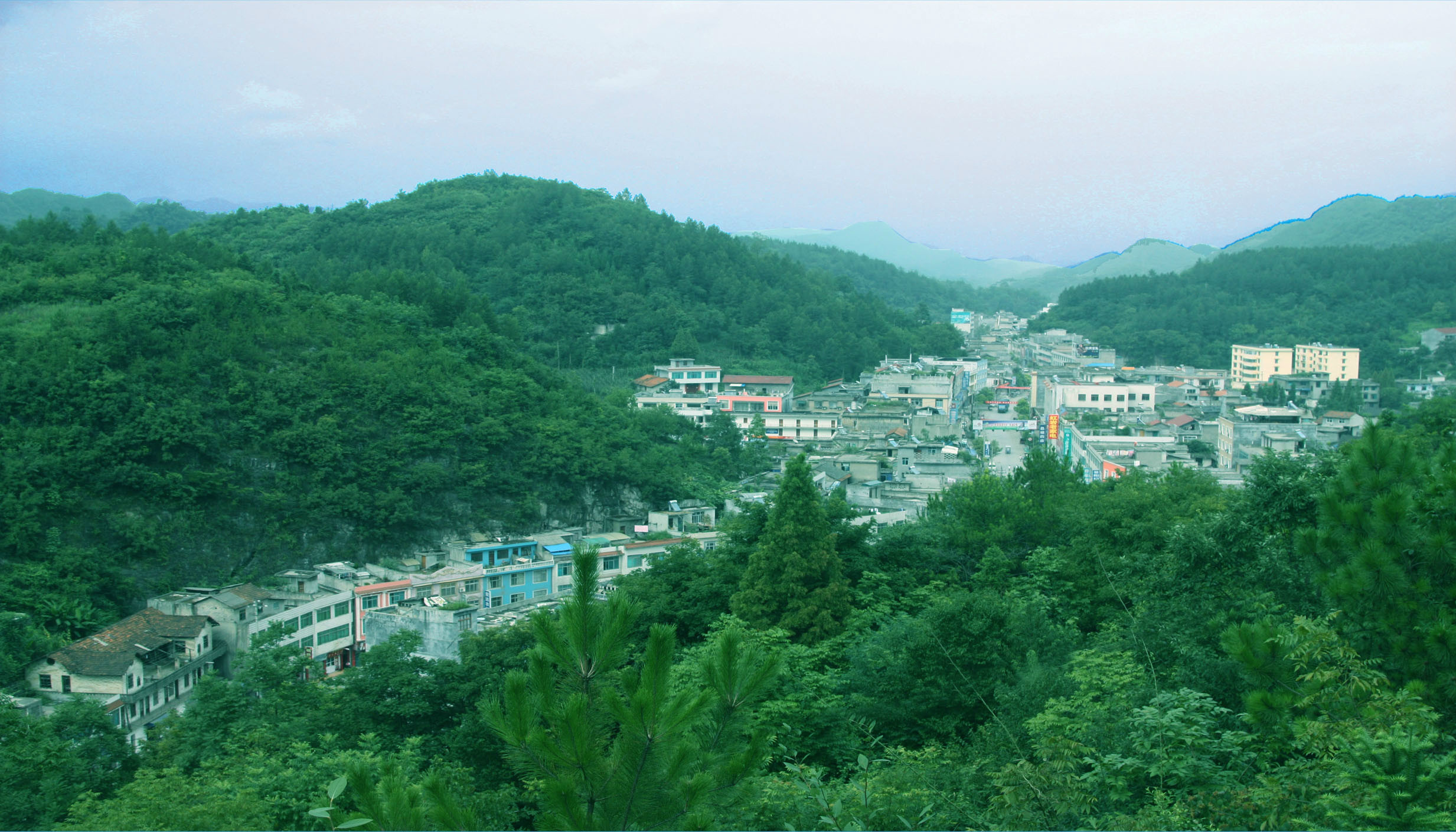 夕阳迟暮心不老 余热生辉映彩霞 建始县红岩寺镇机关退休干部 红岩寺