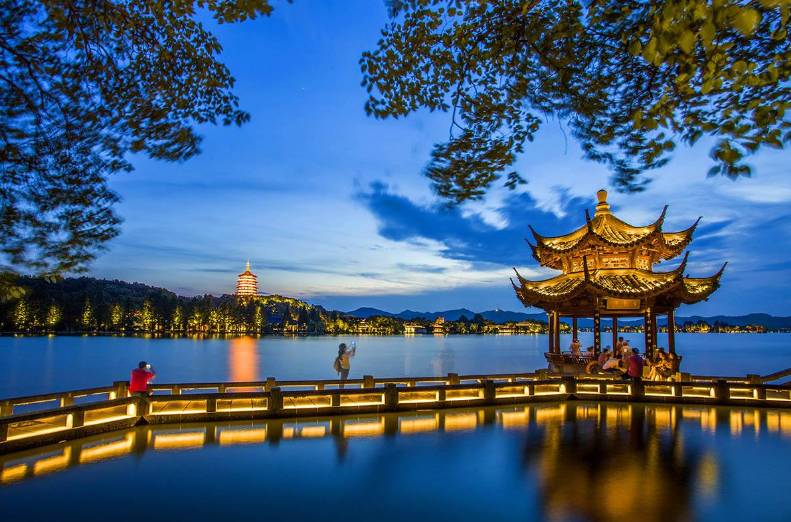 杭州西湖夜景 图片来源:视觉中国