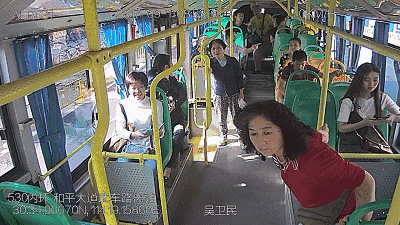 大反转!武汉公交司机一脚急刹车吓懵乘客 2秒后他们却笑了