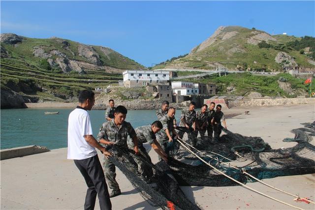 东陆某海防旅官兵携手海岛居民,刮起一阵"最炫党员风!