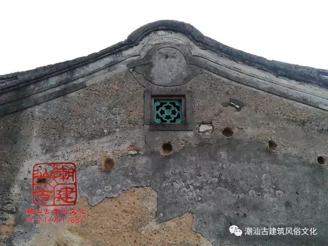 潮汕人起厝前要提前决定房屋使用哪种山墙,有的建屋前要请风水先生来