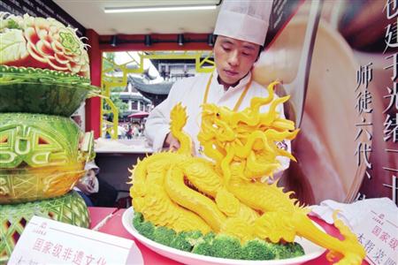 昨日,上海老饭店的师傅在文化展上介绍本帮菜雕刻技艺.