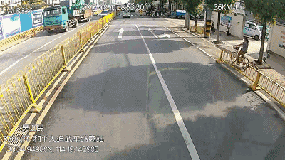 武汉公交司机一脚急刹车吓懵乘客 2秒后他们却