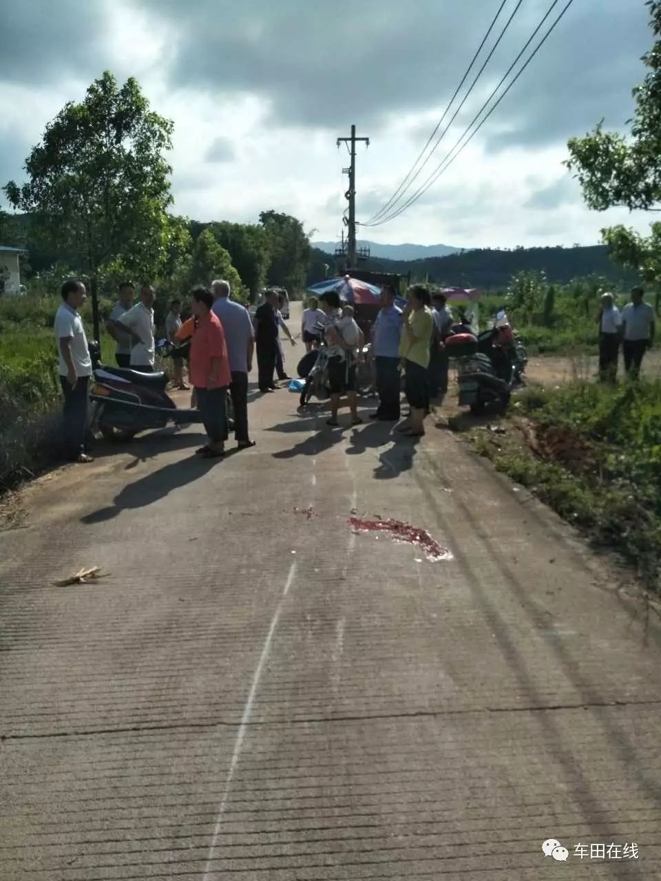 车田镇龙湖路段发生一起交通事故