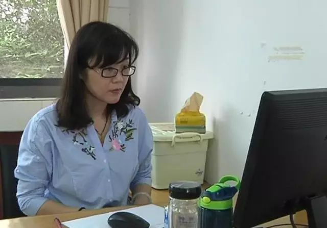当记者赶去采访孙丽华老师的时候,她正在参与高三语文组的课题研讨.