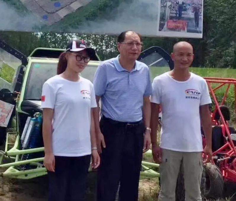 李继明,张娟夫妇与仙桃市委书记胡玖明(中)