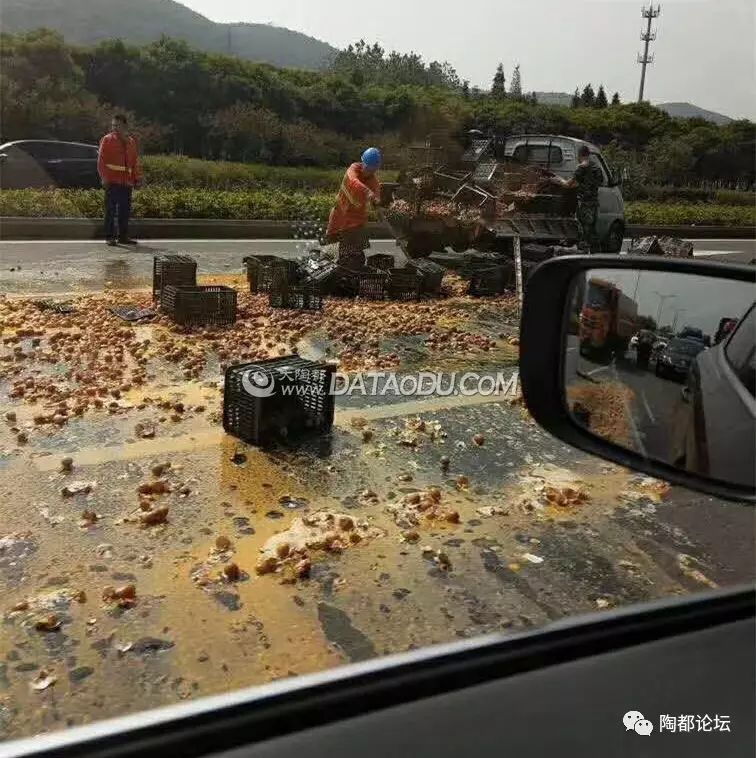 宜兴高铁站路段一场车祸,蛋碎一地!看着都心疼.