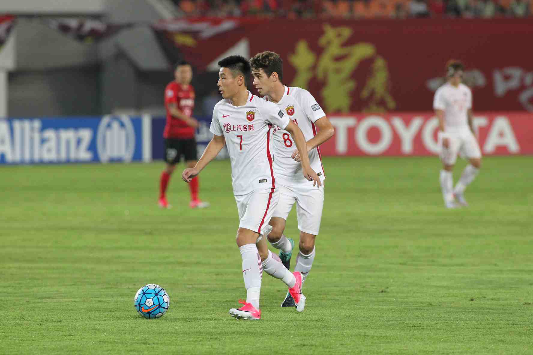 足球——足协杯：上海上港对阵重庆当代_比赛