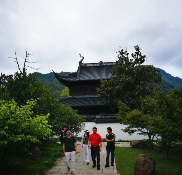 近年来,嵊州政府重建了墓地周围的金庭观,书圣殿,右军祠,雪溪书院