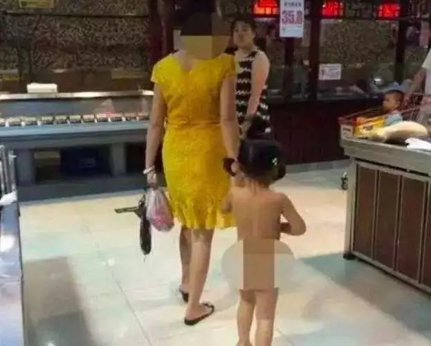 bsport体育气愤！3岁小女孩被脱光衣服放在超市内！(图2)