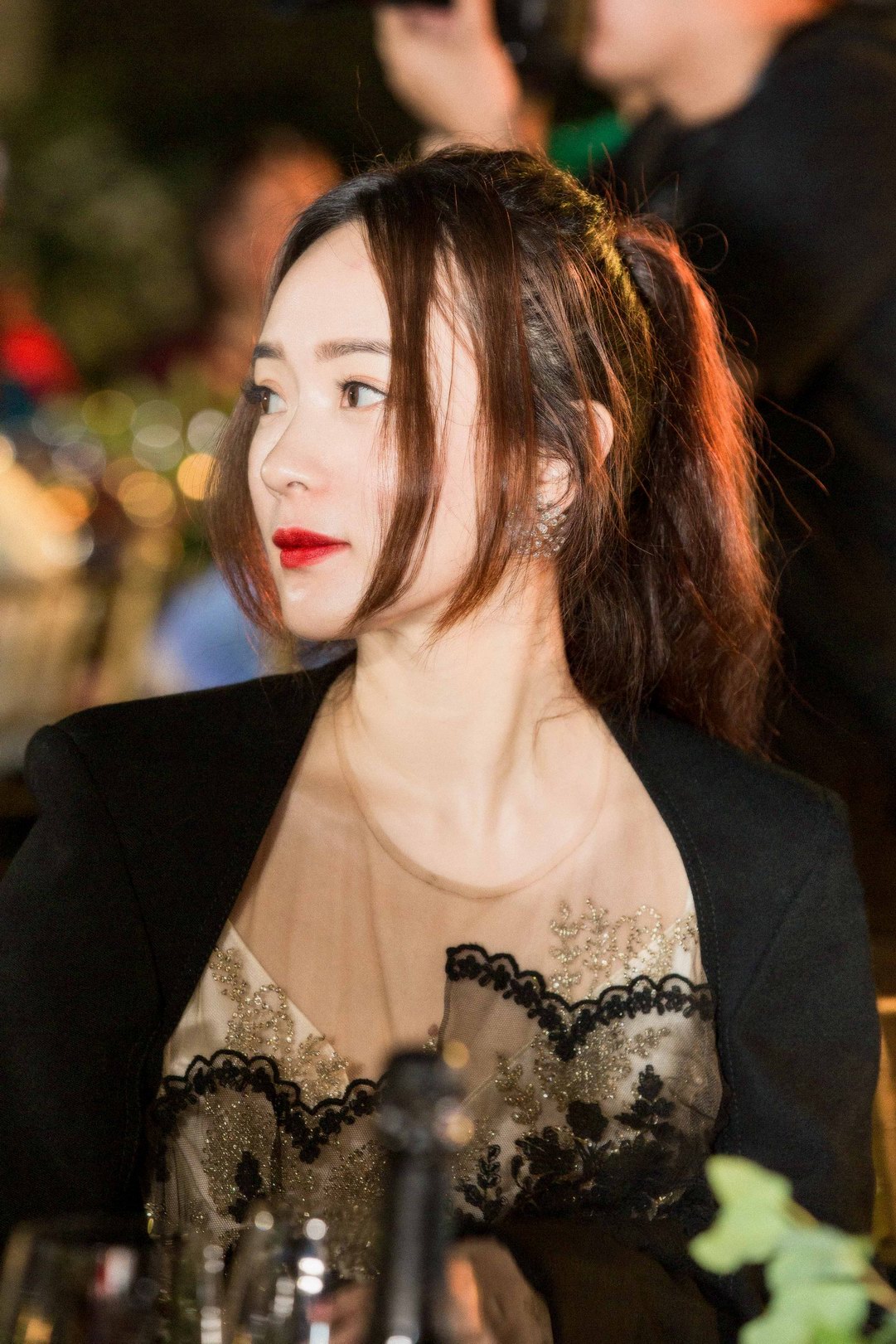 霍思燕身穿Stella McCartney成衣、佩戴妮华莫迪珠宝出席北京「华生早秋之夜」晚宴
