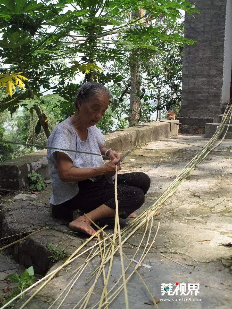 东坑一阿婆织虾笼,勾起了很多东坑人的回忆!