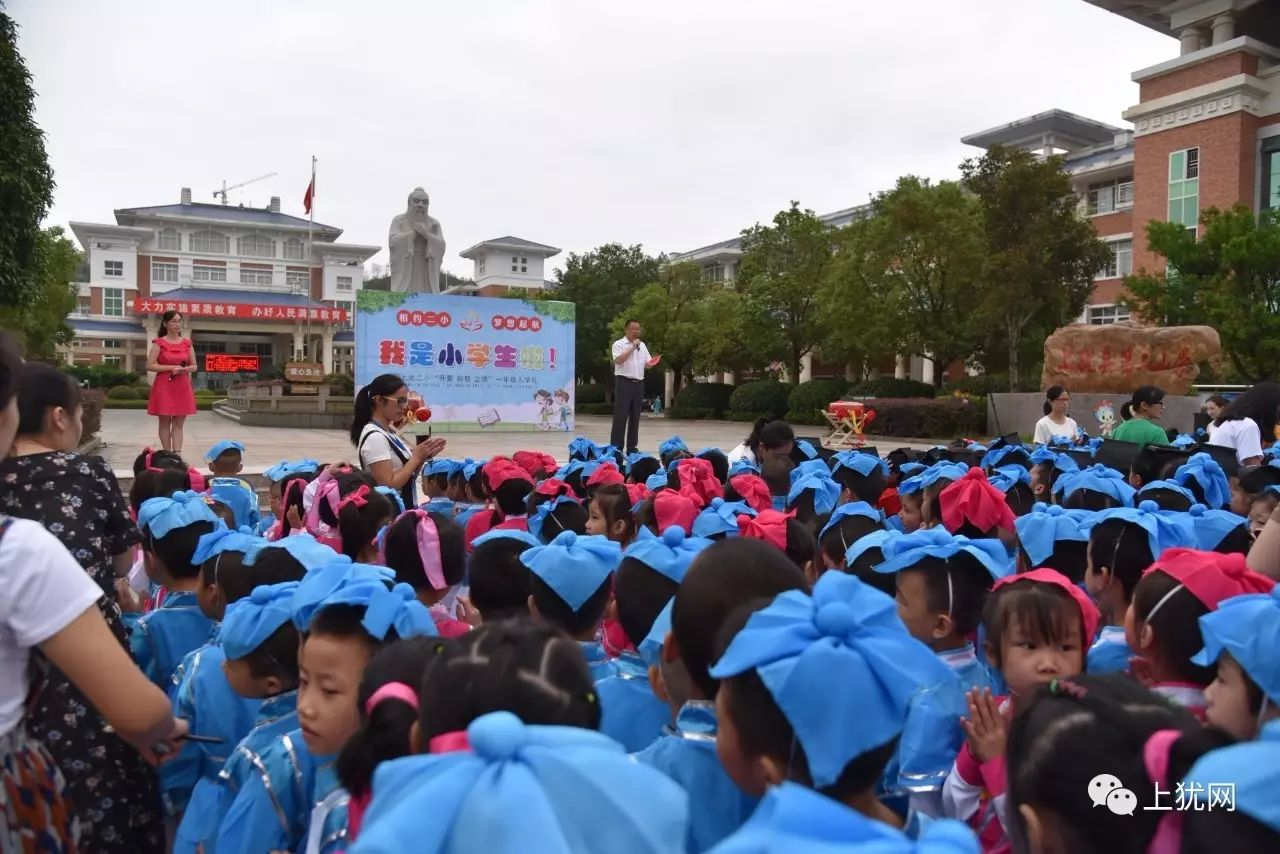 门▼学校领导在红毯尽头欢迎一年级新生和家长们▲大手拉小手经红毯