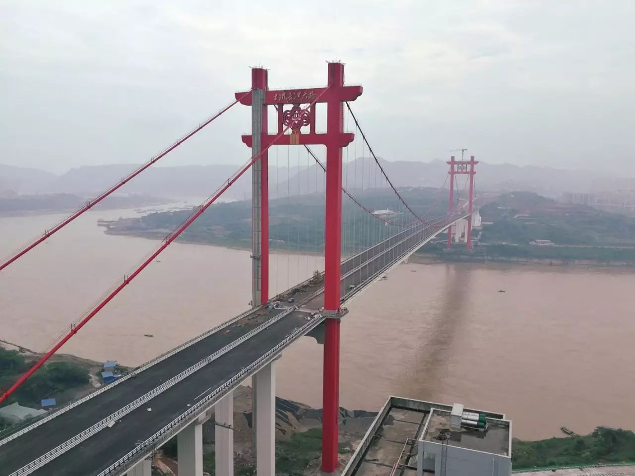 9月6日,寸滩长江大桥涂装工程进入尾声,塔柱,巨型中国结,斜拉索等都