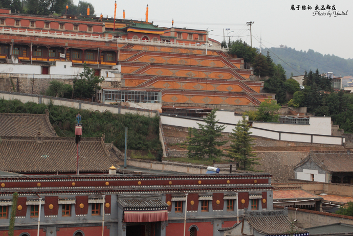 旅游 正文【p13】班禅行宫在整座寺庙里极其显眼,不仅是因为它坐落在