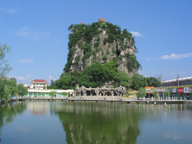 后游灵峰广场,眺望贺州的象征—灵峰山,观贺州国宝,距今2500年的文物