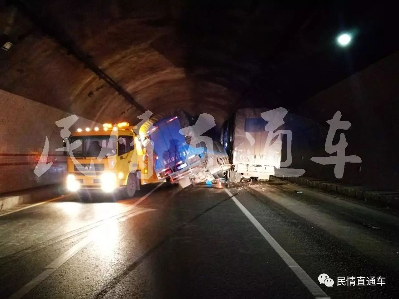 昆楚高速公路往楚雄方向大红田隧道发生两车追尾交通事故,一人受到了