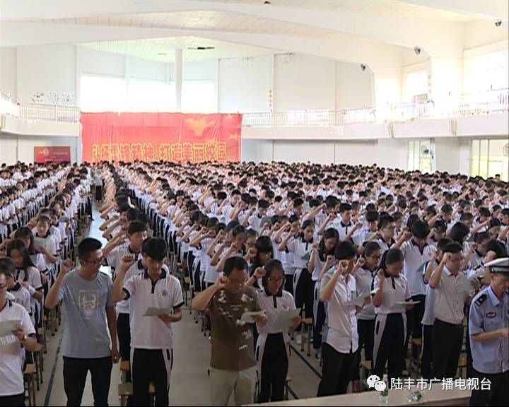 在林启恩纪念中学大礼堂举行的交通安全宣传教育活动现场,1300多名